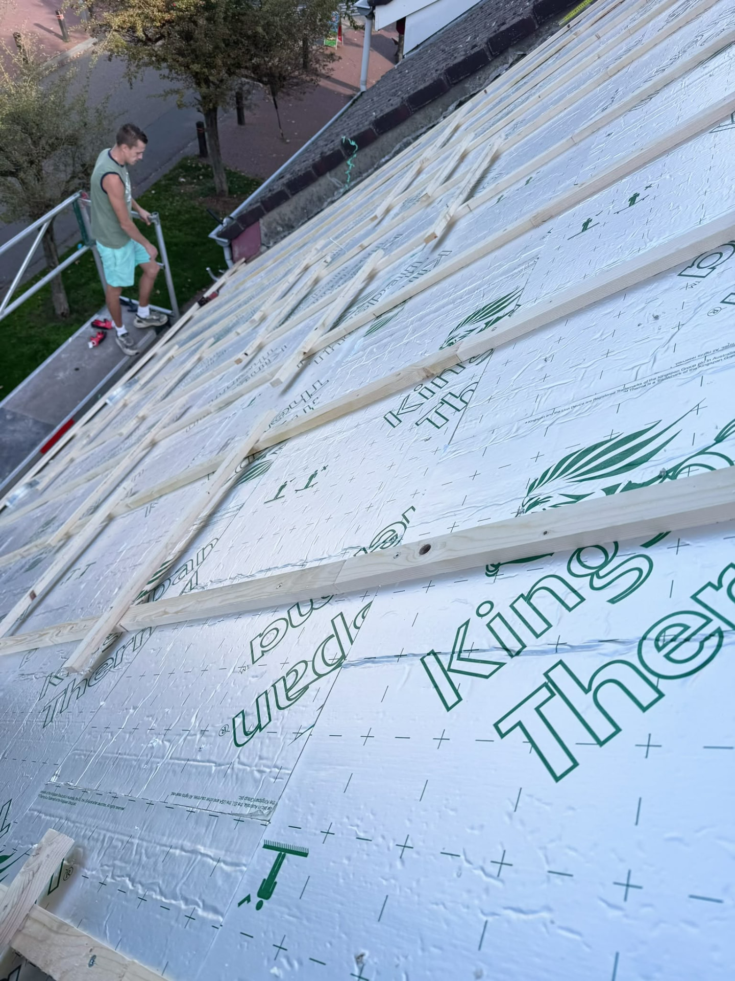 Onderdak met dampscherm en nieuwe panlatten tijdens de dakrenovatie