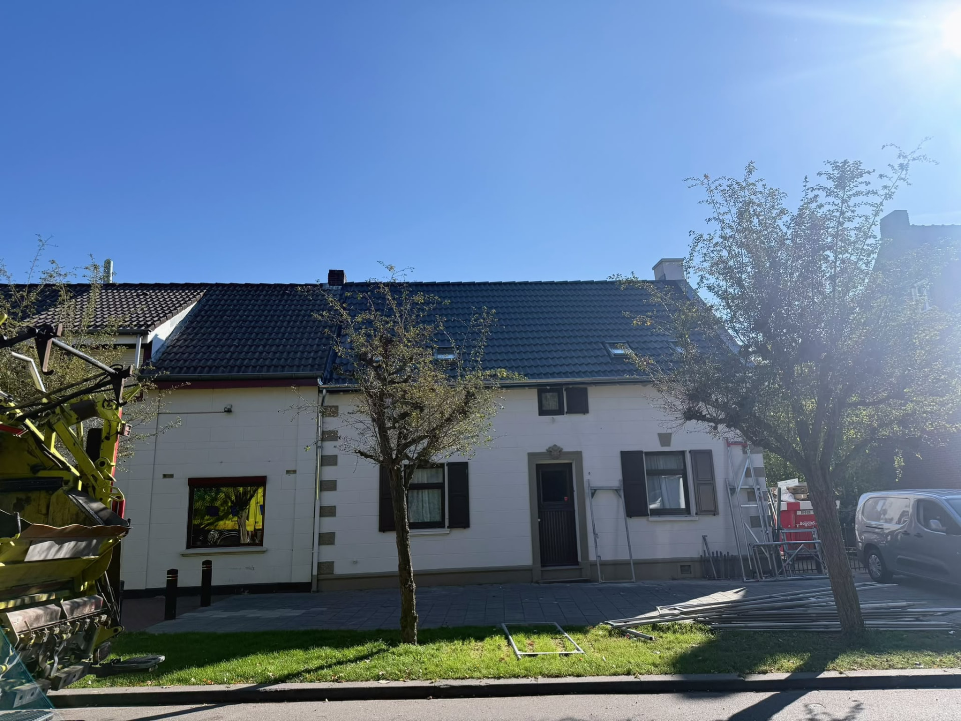 Afgewerkte pannendakrenovatie van een woning onder een heldere lucht