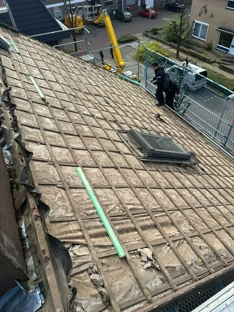 Hellend dak tijdens dakrenovatie met nieuwe panlatten