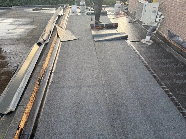 Dakdekker werkt aan een plat dak