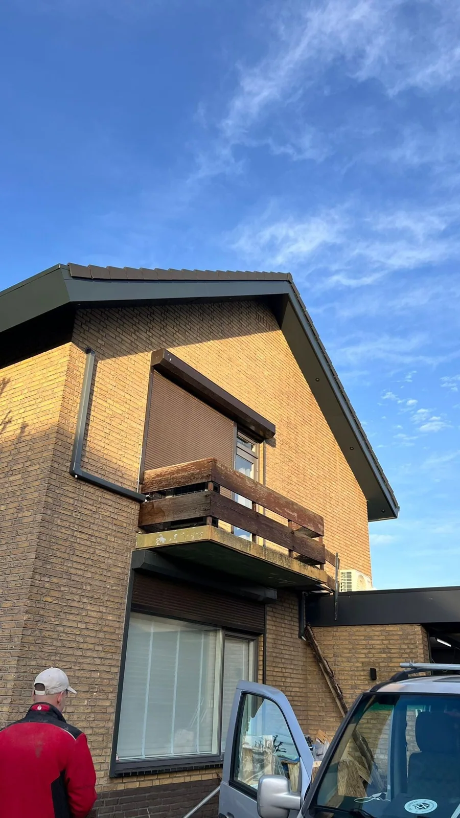 Woning met vernieuwde dakrand en gevelafwerking